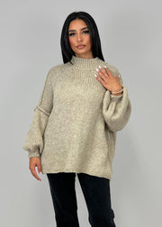 Pull oversize taupe clair — vue portée de trois-quarts, plan plus proche sur la maille