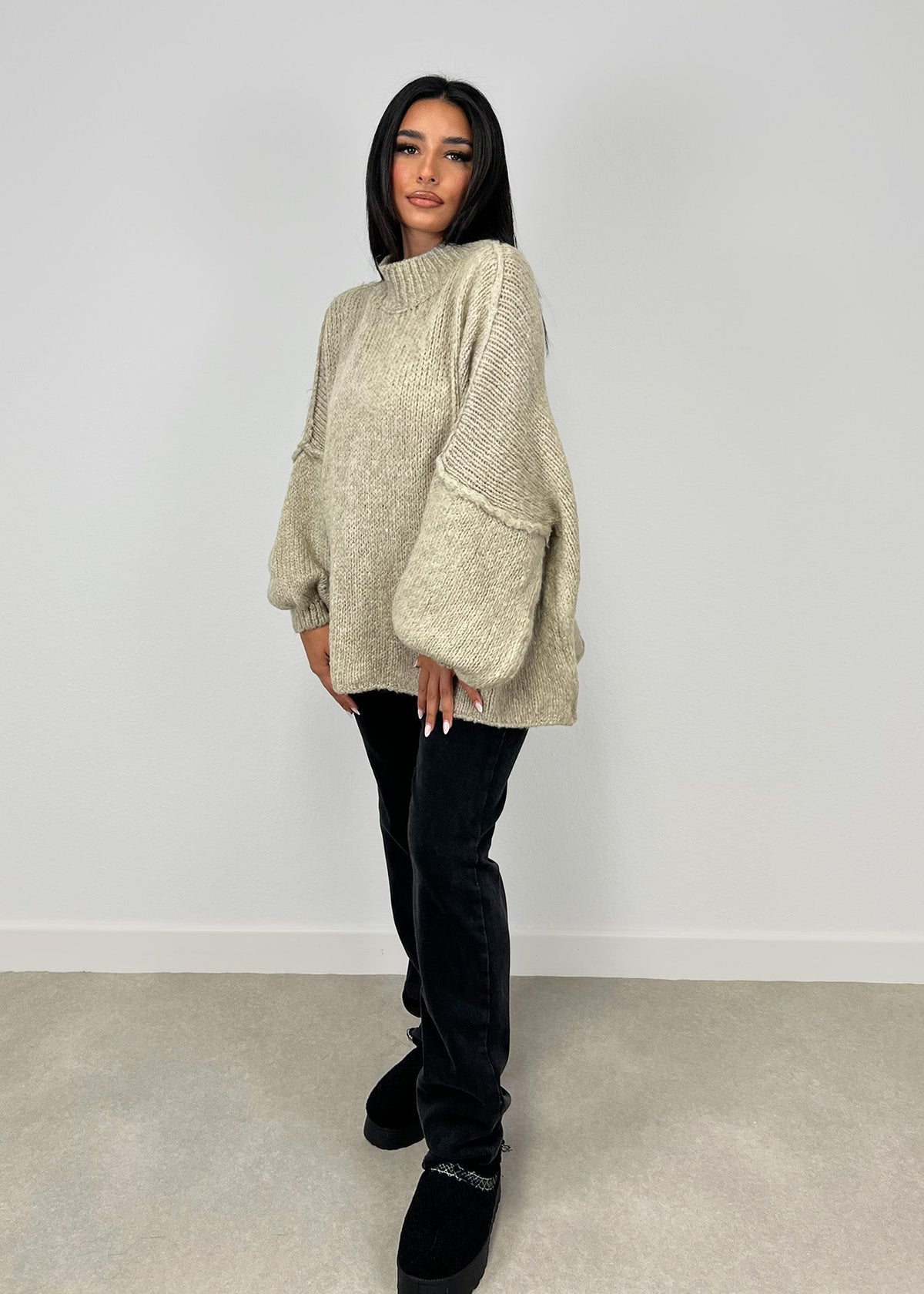 Pull oversize taupe clair — vue portée en pied, col montant côtelé, legging et bottes noirs