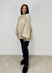 Pull oversize taupe clair — vue portée en pied, col montant côtelé, legging et bottes noirs