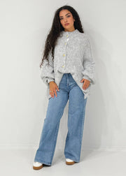 Cardigan oversize gris clair — vue portée en pied, de trois-quarts, coupe ample