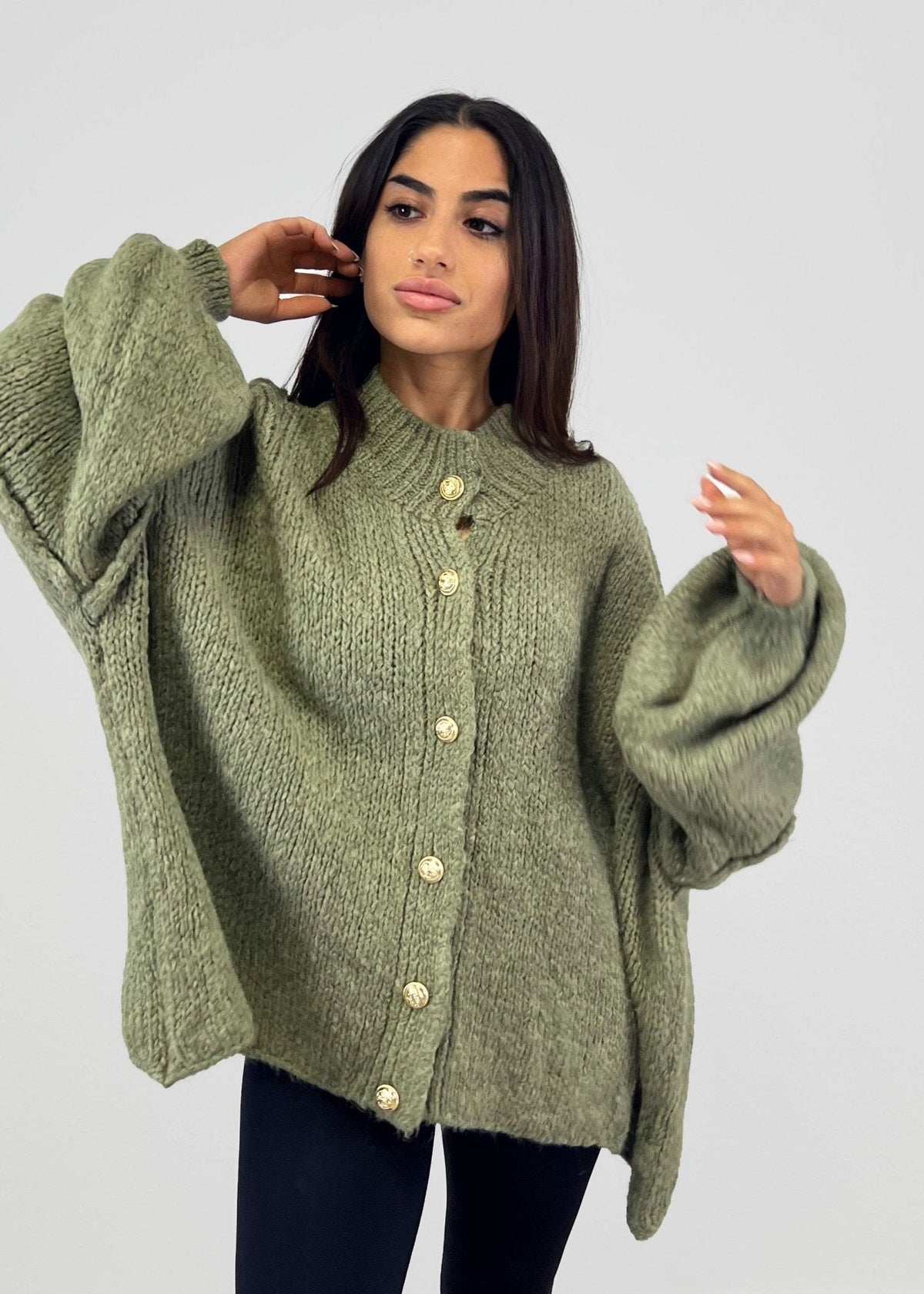 Cardigan oversize kaki — vue rapprochée de face, boutons et manches ballon