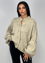 Cardigan oversize beige — vue portée de trois-quarts, coupe ample et boutons