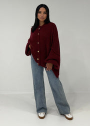 Cardigan oversize bordeaux — vue portée en pied, mains dans les poches, ouvert