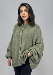 Cardigan oversize kaki — vue portée de face, plan moyen, main dans la poche du jean