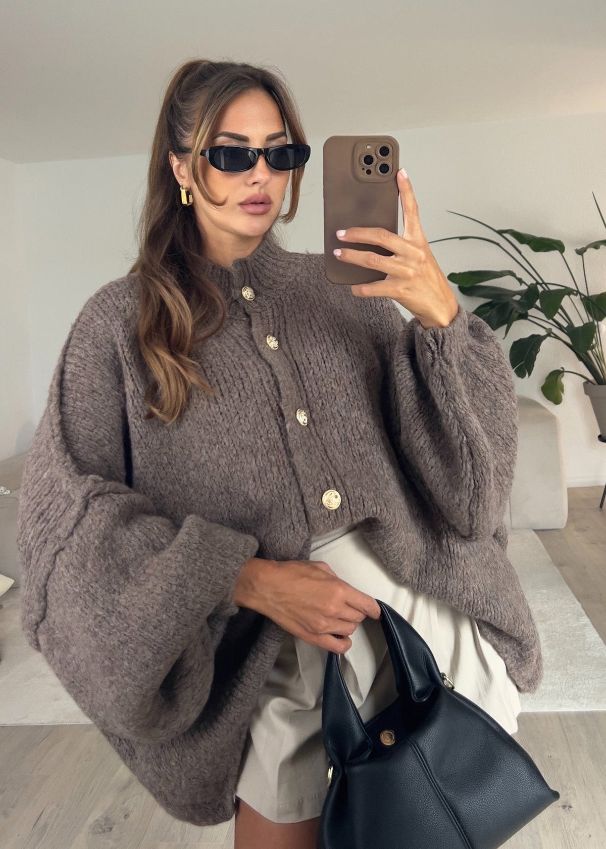 Cardigan oversize taupe — selfie au miroir, vue portée de face, cadrée à la taille, lunettes de soleil et sac noir