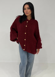 Cardigan oversize bordeaux — vue portée en pied, jean clair et chaussures marron