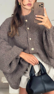 Cardigan oversize taupe — gros plan de la maille duveteuse et des gros boutons nacrés