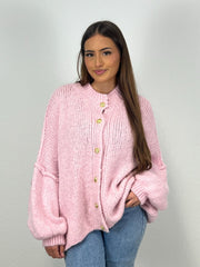 Cardigan oversize rose — vue portée de face, plan moyen, jean clair