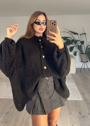 Cardigan oversize brun foncé — selfie au miroir, plan moyen, lunettes de soleil