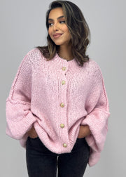 Cardigan oversize rose — vue portée de face, plan moyen, pantalon noir
