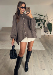 Cardigan oversize taupe — selfie au miroir, vue portée en pied, jupe courte blanche et bottes hautes noires