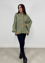 Cardigan oversize kaki — vue portée en pied, bras le long du corps