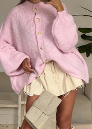 Cardigan oversize rose — selfie au miroir, gros plan sur la maille et les boutons dorés, pochette claire