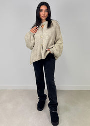 Cardigan oversize beige — vue portée en pied, pantalon noir ajusté et bottes noires