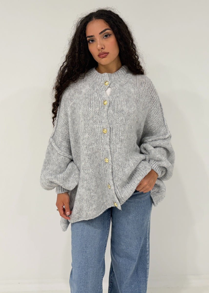 Cardigan oversize gris clair — vue portée en pied, boutonné, jean bleu large