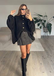 Cardigan oversize brun foncé — vue portée en pied, une jambe en avant