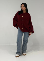 Cardigan oversize bordeaux — vue portée en pied, boutonné