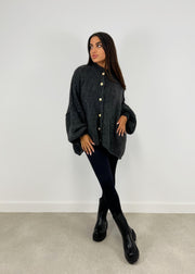 Cardigan oversize brun foncé — vue portée en pied, pantalon noir ajusté et bottes noires