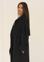 Trench oversize noir — vue portée de profil, longueur des manches