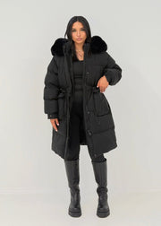 Parka d'hiver à capuche fourrure — vue portée en pied, de face
