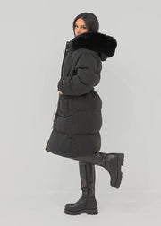 Parka d'hiver à capuche fourrure — vue portée de profil, une jambe levée