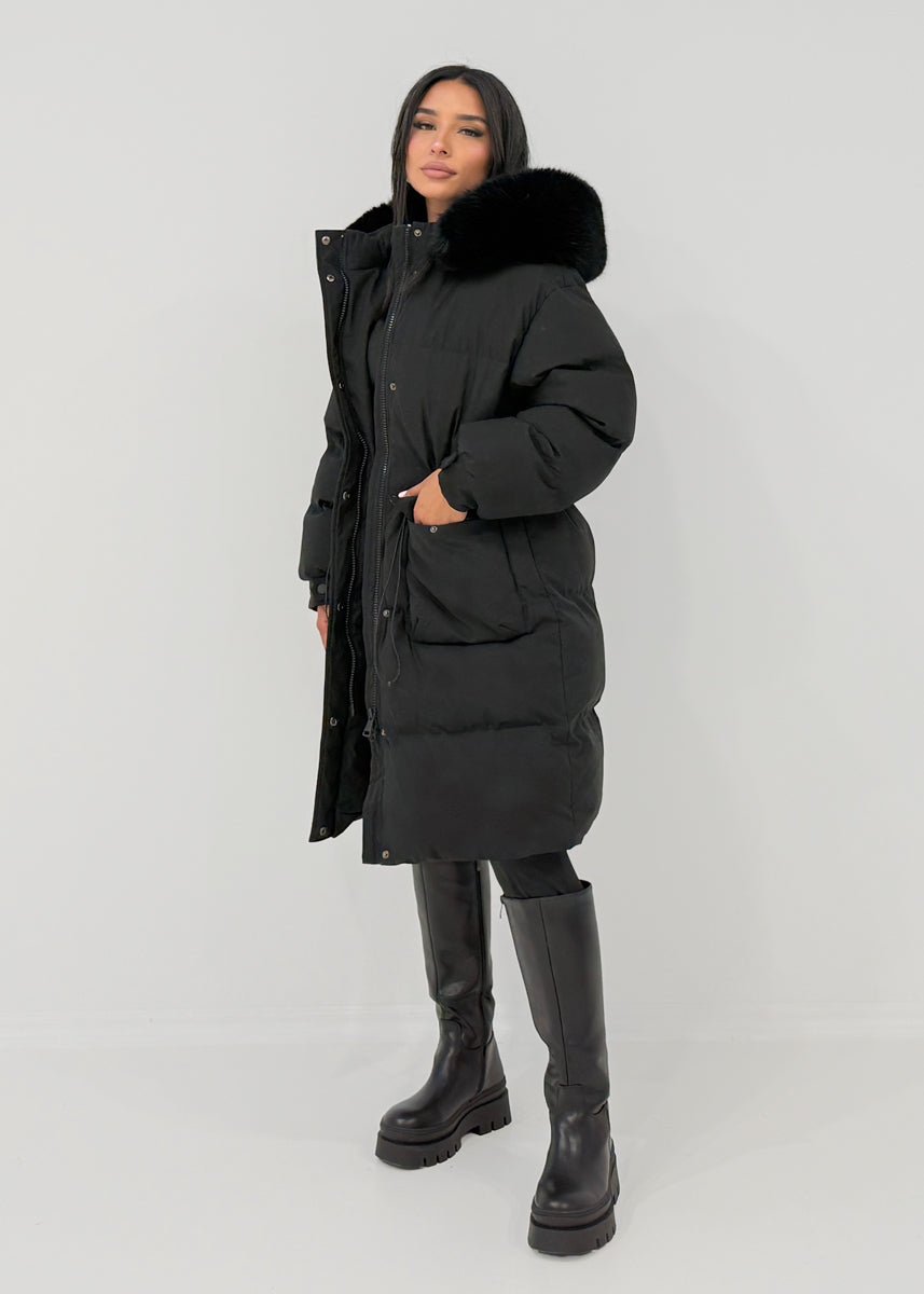 Parka d'hiver à capuche fourrure — vue portée en pied, de trois-quarts, bottes noires