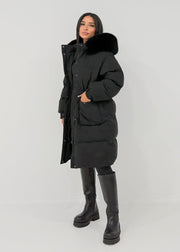 Parka d'hiver à capuche fourrure — vue portée en pied, de trois-quarts, bottes noires