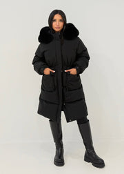 Parka d'hiver à capuche fourrure — vue portée en pied, de face, autre pose