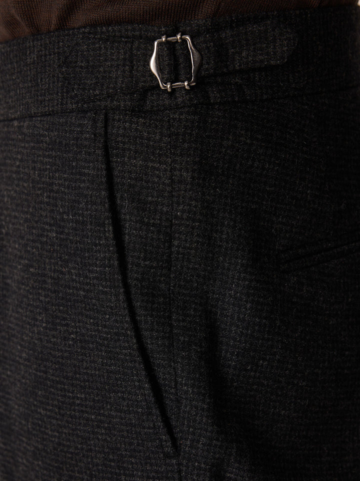 Pantalon slim anthracite à carreaux — détail de la patte de serrage