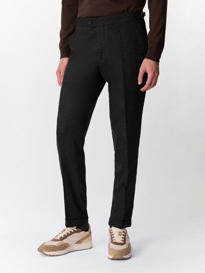 Pantalon slim anthracite à carreaux — vue portée de face