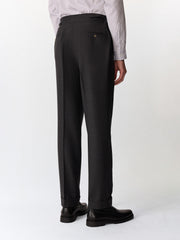 Chino anthracite, vue portée de dos