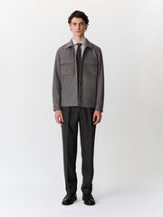 Chino anthracite, vue portée en pied