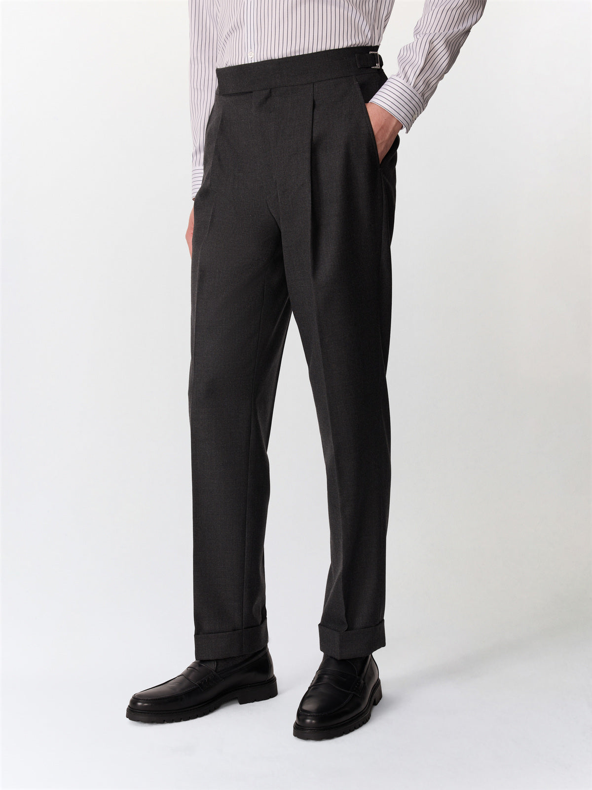 Chino anthracite, vue portée de face