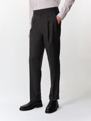 Chino anthracite, vue portée de face