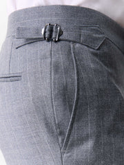 Pantalon slim gris à rayures, détail de la patte
