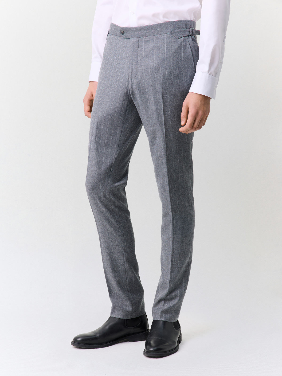 Pantalon slim gris à rayures, vue portée de face