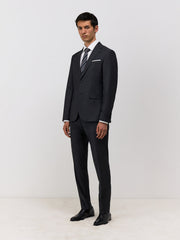 Pantalon regular anthracite — détail du col. Soniel Paris.