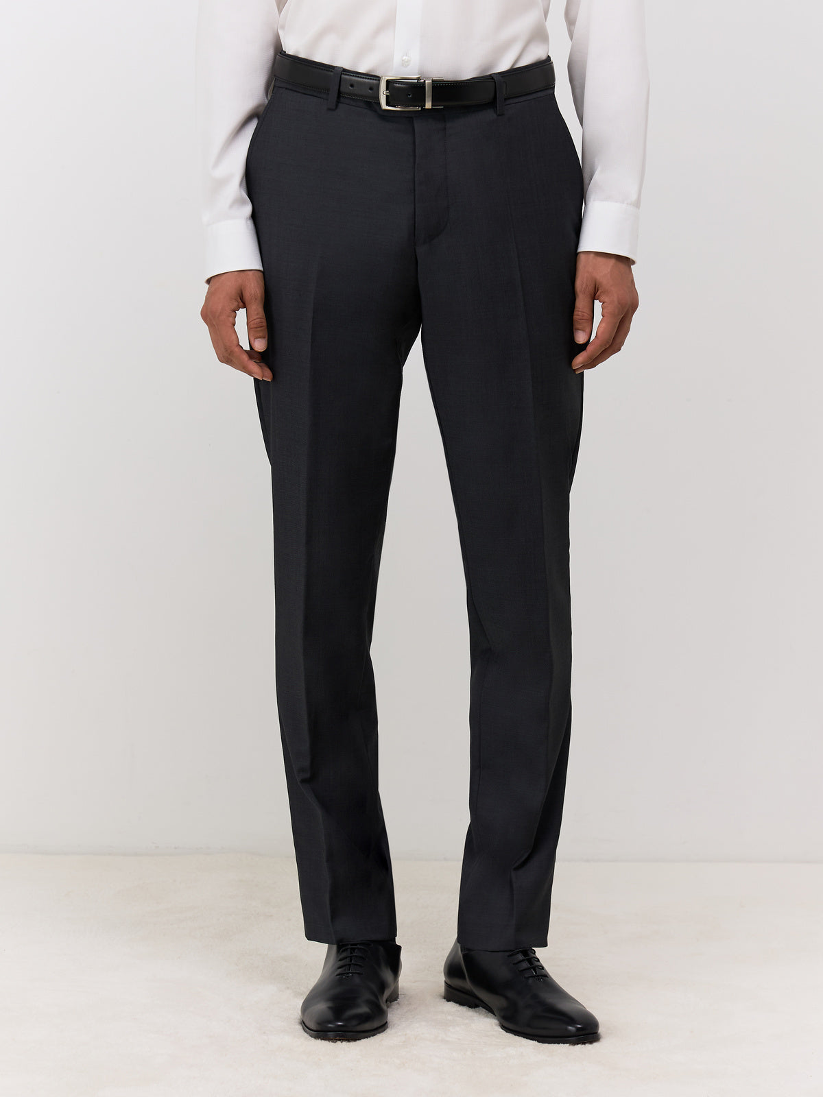 Pantalon regular anthracite — vue de face. Soniel Paris.