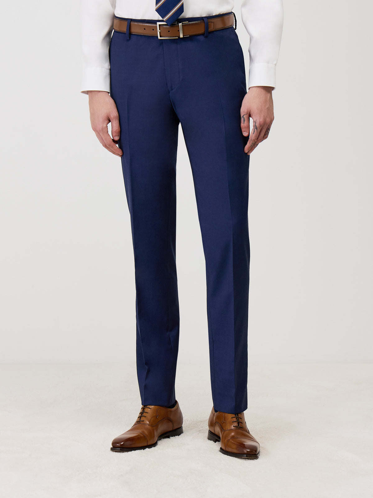 Pantalon regular bleu indigo — vue de face. Soniel Paris.