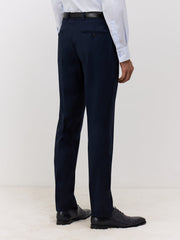 Pantalon coupe droite bleu marine — vue portée de trois-quarts, cadrée aux jambes