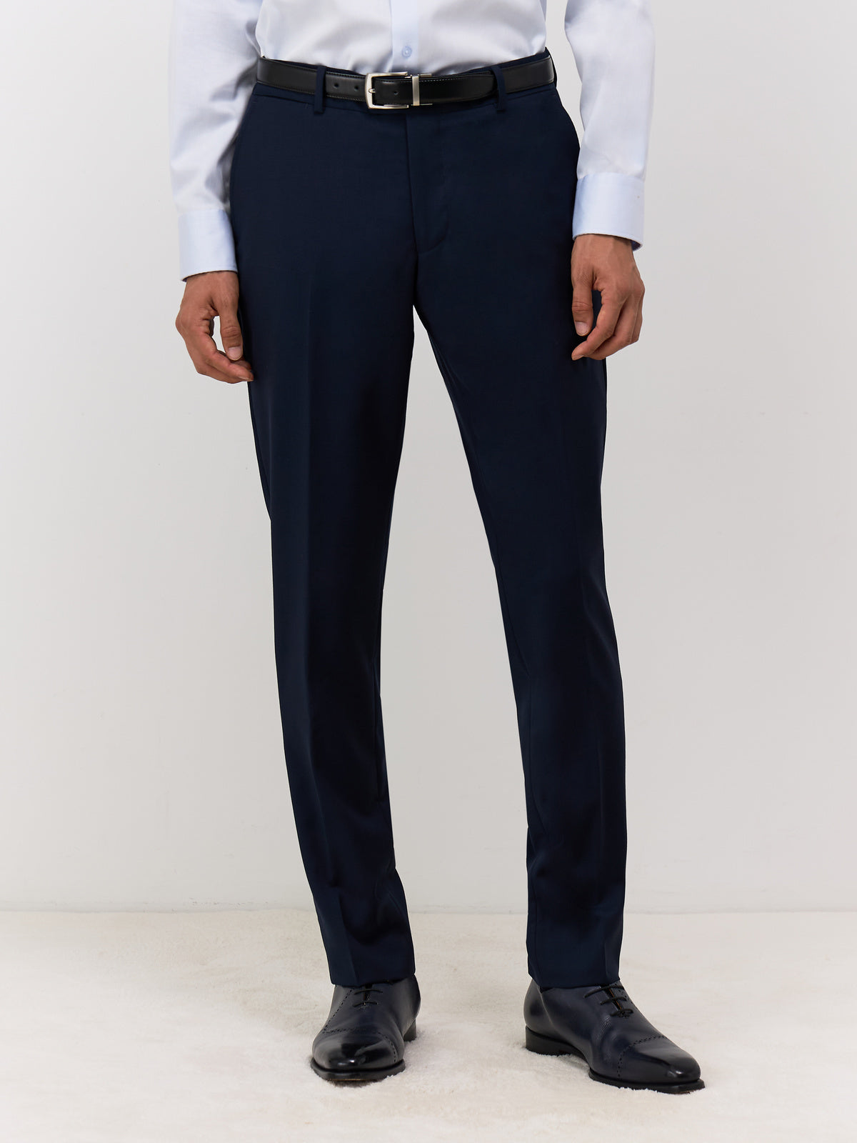 Pantalon coupe droite bleu marine — vue portée de face, cadrée aux jambes