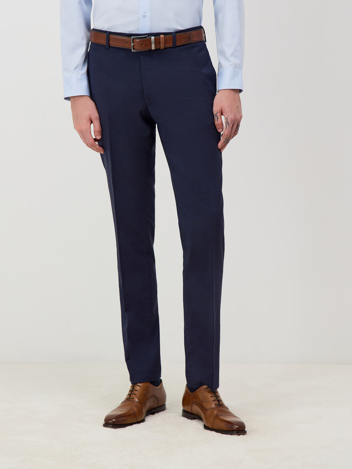 Pantalon bleu marine — vue portée de face, cadrée aux jambes