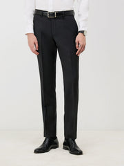 Pantalon regular noir — vue portée de face, cadrée aux jambes