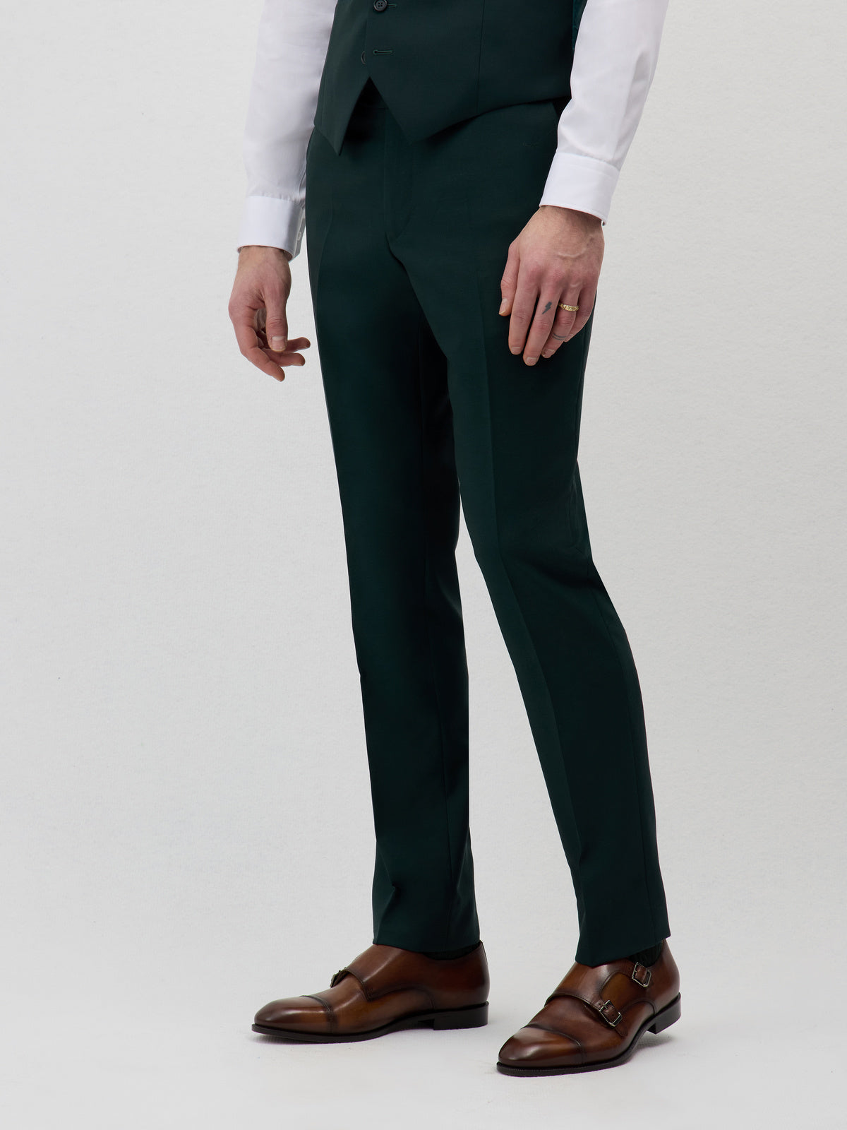 Pantalon coupe classique vert bouteille — vue portée de face, cadrée aux jambes