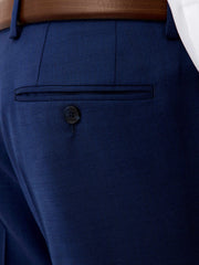 Pantalon regular bleu indigo — gros plan de la poche arrière boutonnée