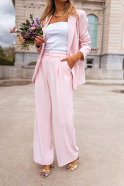 Pantalon droit fluide porté par une femme, vue de trois-quarts, bouquet, main dans la poche
