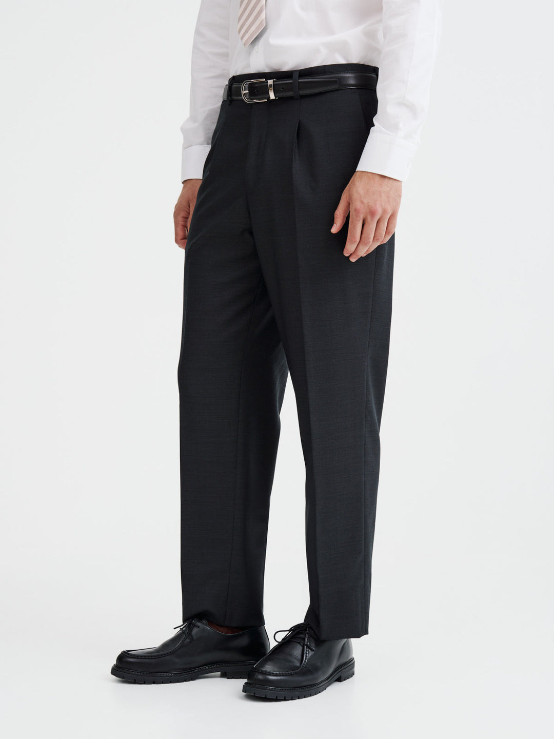 Pantalon regular laine anthracite — vue portée de face