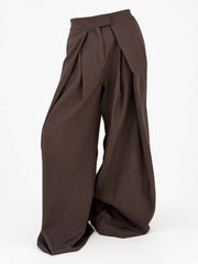 Pantalon large brun foncé à plis, pièce seule, vue de 3/4