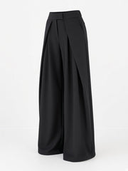 Pantalon large noir à plis, pièce seule, vue de 3/4