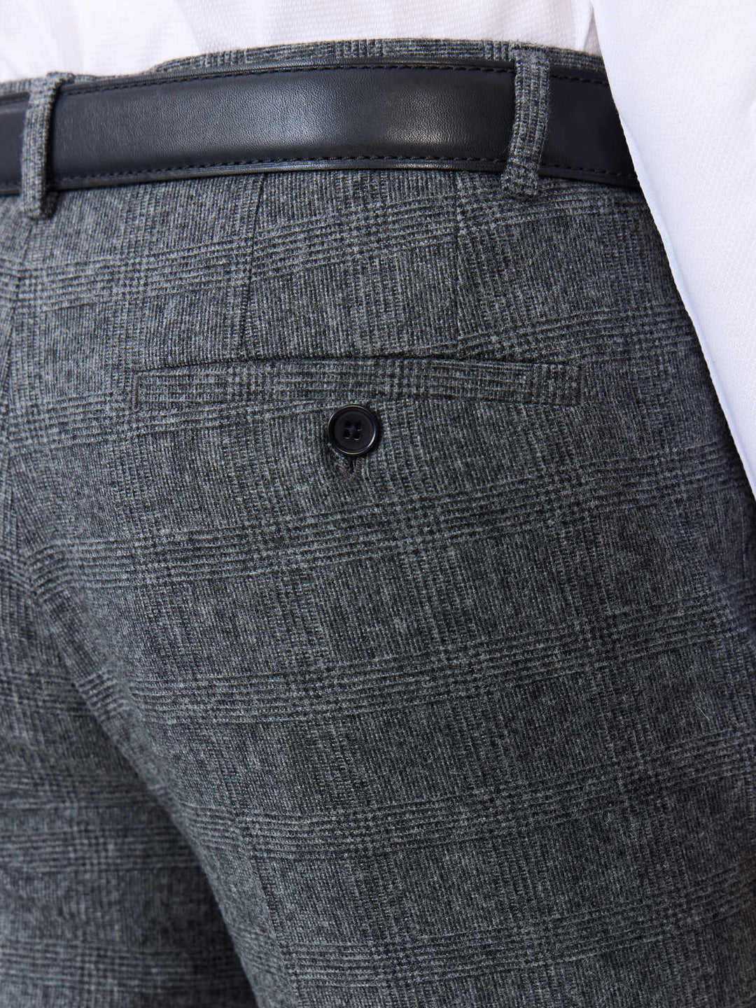 Pantalon slim anthracite prince de Galles — gros plan tissu et poche arrière
